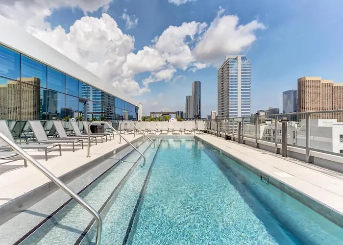 W Loop W Gym Pool In Heart Of Greektown Chi-532 Чикаго