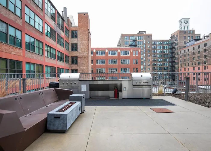 W Loop W Gym Pool In Heart Of Greektown Chi-532 *